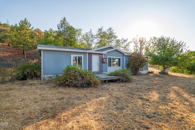 202 Pleasant View Road, Talent, OR 97540
