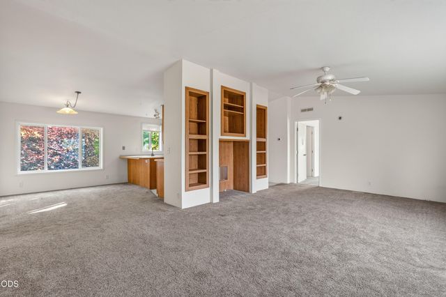 202 Pleasant View Road, Talent, OR 97540