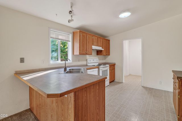 202 Pleasant View Road, Talent, OR 97540
