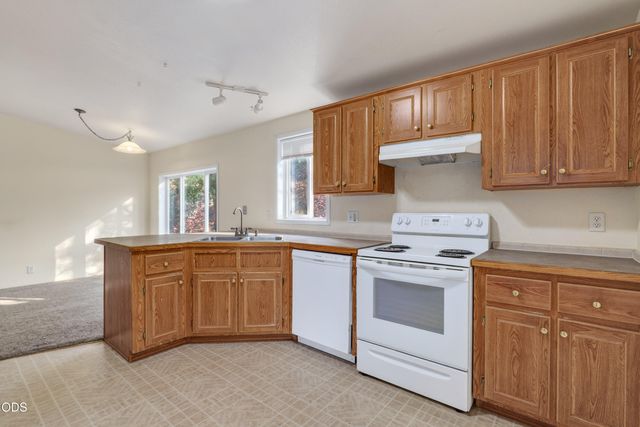 202 Pleasant View Road, Talent, OR 97540