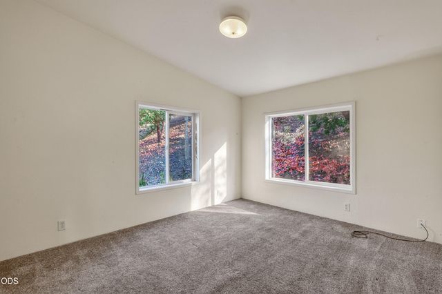202 Pleasant View Road, Talent, OR 97540