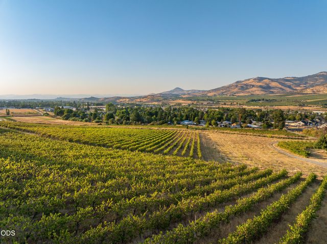 202 Pleasant View Road, Talent, OR 97540