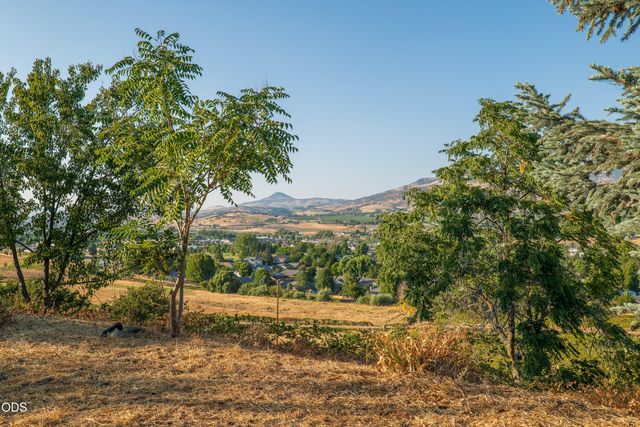 202 Pleasant View Road, Talent, OR 97540