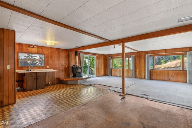 202 Pleasant View Road, Talent, OR 97540