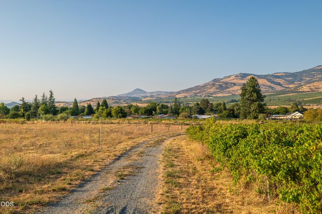 202 Pleasant View Road, Talent, OR 97540