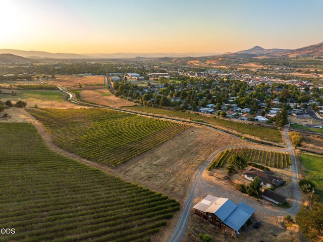 202 Pleasant View Road, Talent, OR 97540