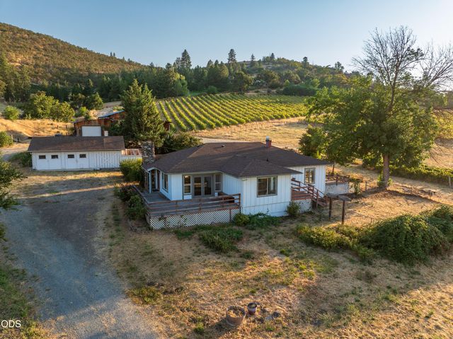 202 Pleasant View Road, Talent, OR 97540