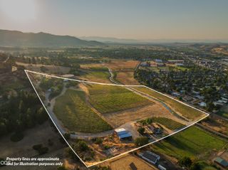 202 Pleasant View Road, Talent, OR 97540