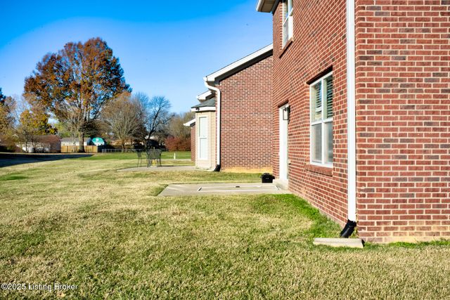 6106 Dewitt Dr, Louisville, KY 40258