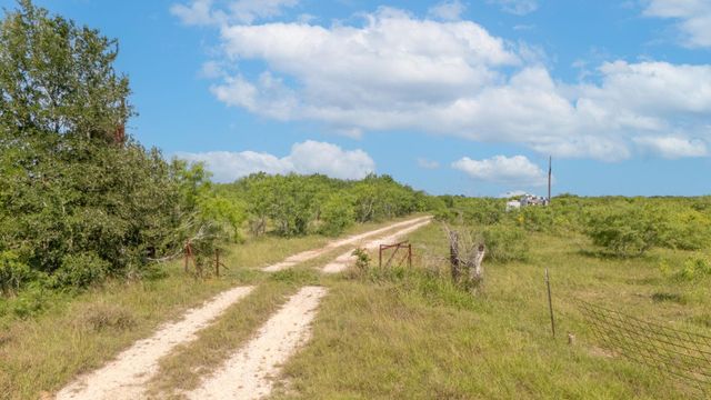 000 County Road 420, Waelder, TX 78959