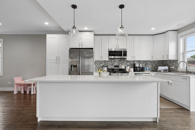 6028 N Newburg Avenue, Chicago, IL 60631