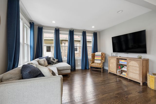 6028 N Newburg Avenue, Chicago, IL 60631