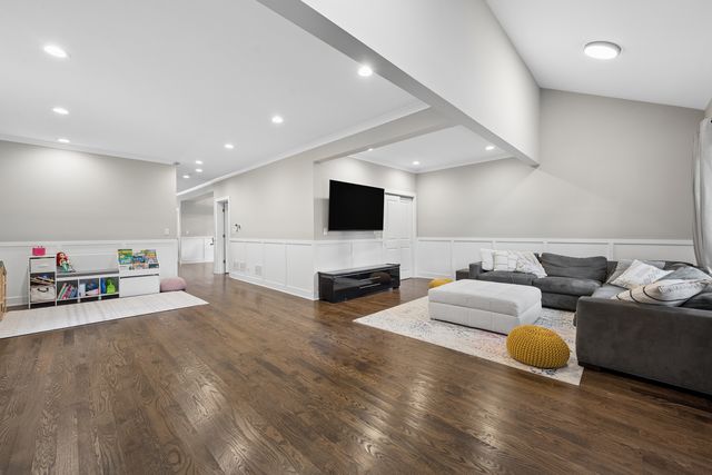 6028 N Newburg Avenue, Chicago, IL 60631