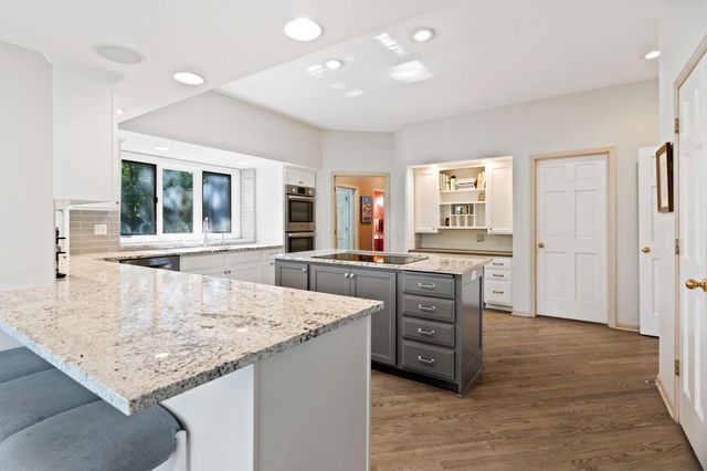 11808 Tapestry Lane, Hopkins, MN 55305