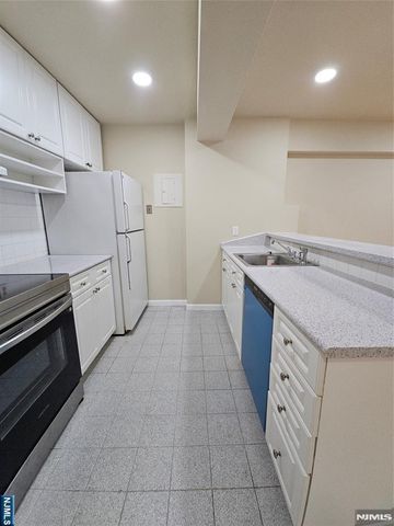 333 Grand Avenue 3M, Palisades Park, NJ 07650