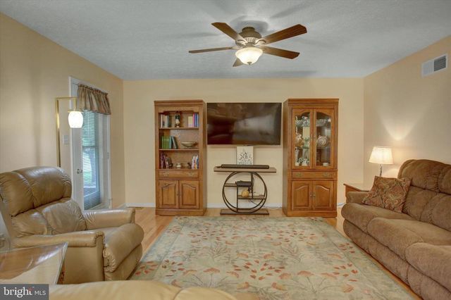 427 BRADLEY LN, Shippensburg, PA 17257