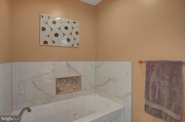 427 BRADLEY LN, Shippensburg, PA 17257