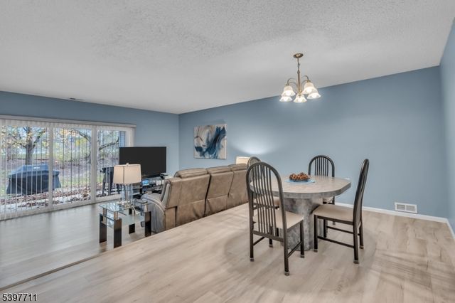 65 Townsend Ct, Franklin Twp., NJ 08823