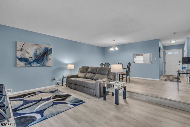 65 Townsend Ct, Franklin Twp., NJ 08823