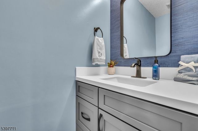 65 Townsend Ct, Franklin Twp., NJ 08823