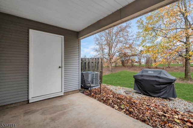 65 Townsend Ct, Franklin Twp., NJ 08823