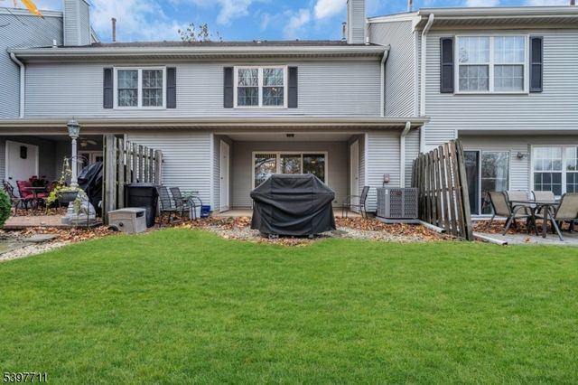 65 Townsend Ct, Franklin Twp., NJ 08823