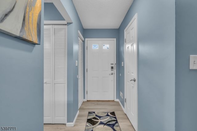 65 Townsend Ct, Franklin Twp., NJ 08823