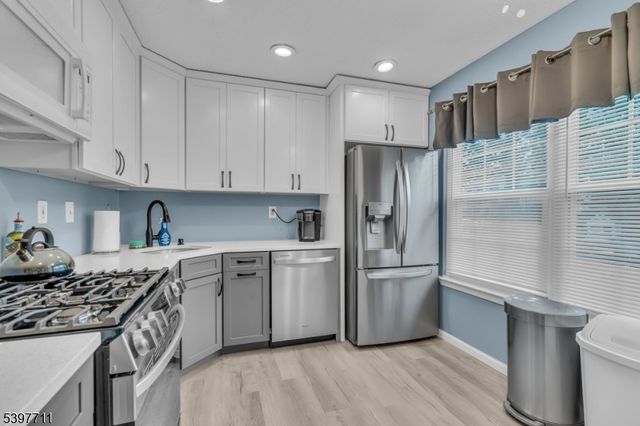 65 Townsend Ct, Franklin Twp., NJ 08823