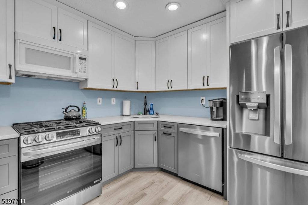 65 Townsend Ct, Franklin Twp., NJ 08823