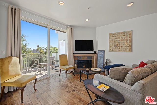 6038 Carlton Way 305, Los Angeles, CA 90028