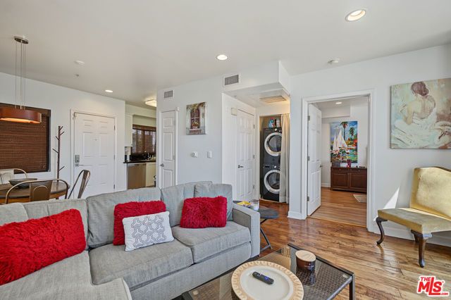 6038 Carlton Way 305, Los Angeles, CA 90028