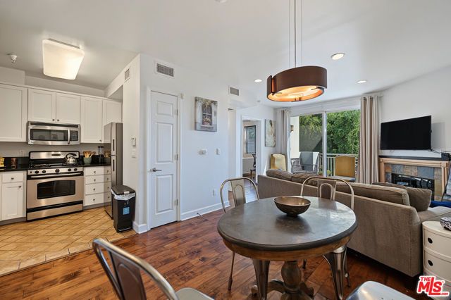6038 Carlton Way 305, Los Angeles, CA 90028