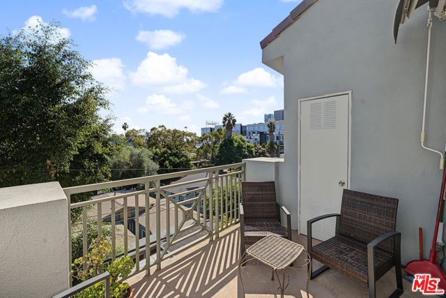 6038 Carlton Way 305, Los Angeles, CA 90028