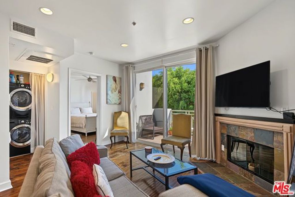 6038 Carlton Way 305, Los Angeles, CA 90028
