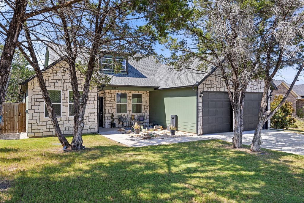 2520 Creek Drive, Granbury, TX 76048