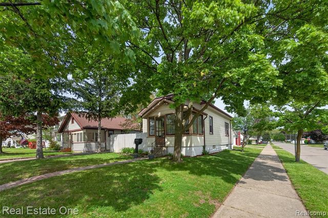 204 N Marias Avenue, Clawson, MI 48017