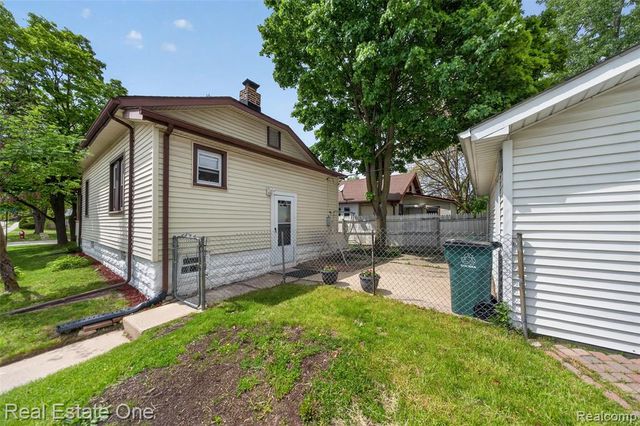 204 N Marias Avenue, Clawson, MI 48017