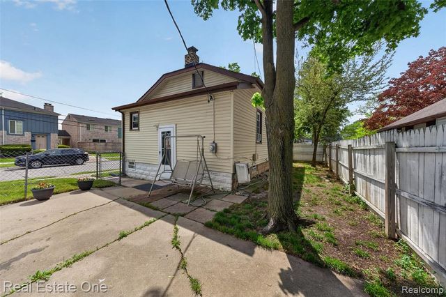 204 N Marias Avenue, Clawson, MI 48017