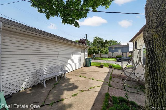 204 N Marias Avenue, Clawson, MI 48017