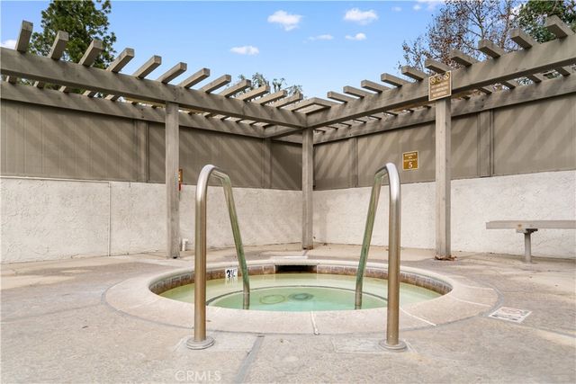 18 town and country Road, Pomona, CA 91766