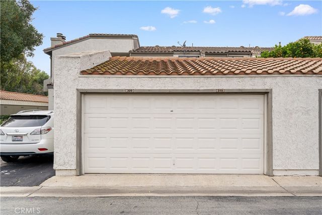 18 town and country Road, Pomona, CA 91766