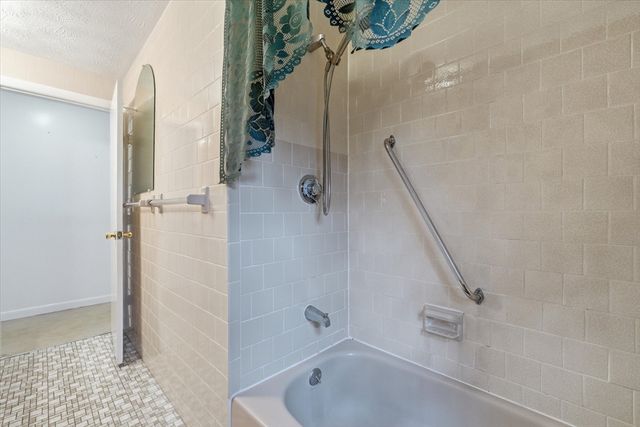 21 Newhill Rd, Methuen, MA 01844