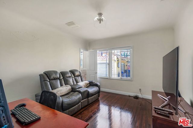 3827 Olmsted Avenue, Los Angeles, CA 90008