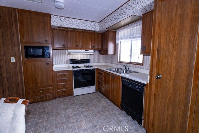 1585 W Johnston, Hemet, CA 92543