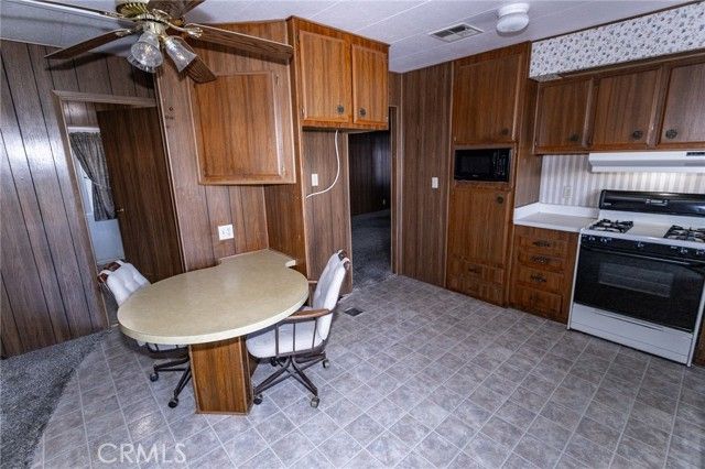 1585 W Johnston, Hemet, CA 92543