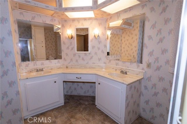 1585 W Johnston, Hemet, CA 92543