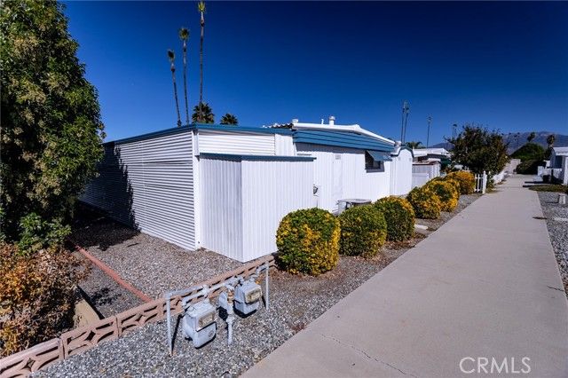 1585 W Johnston, Hemet, CA 92543