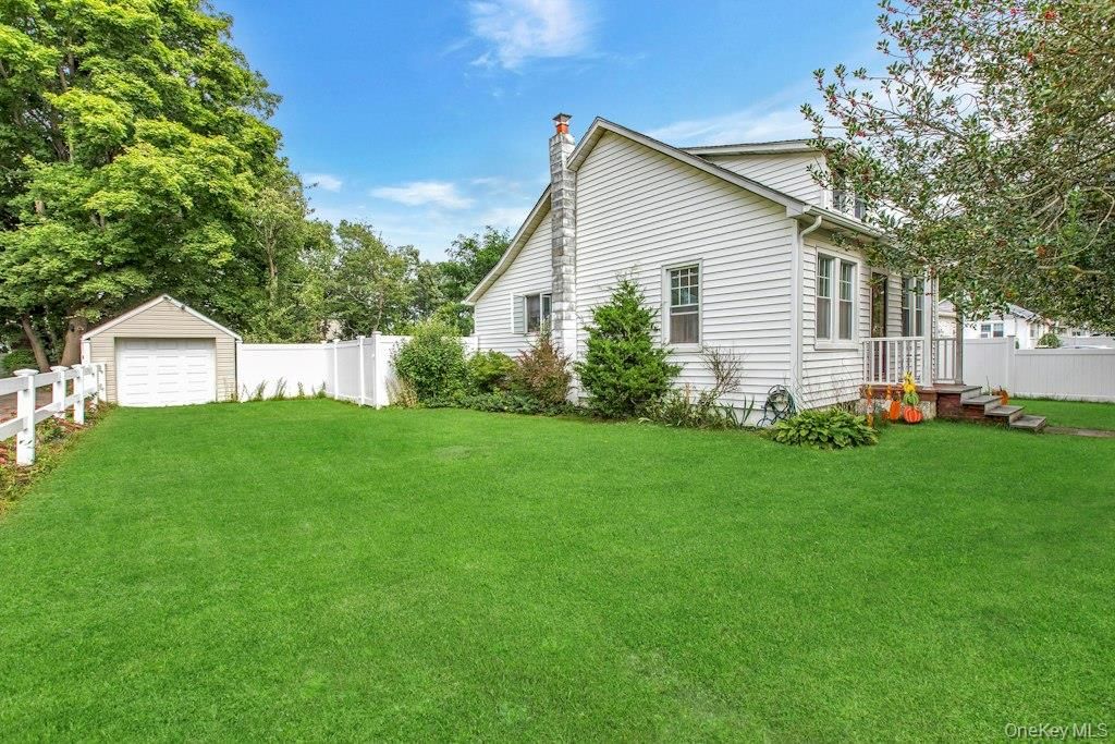 7 Eastover Road, Sayville, NY 11782 — photo 2