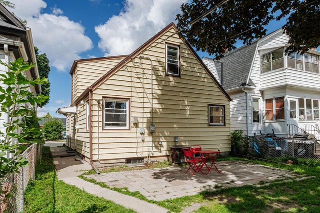 1722 S 76th STREET, West Allis, WI 53214