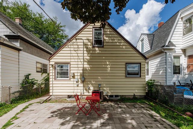 1722 S 76th STREET, West Allis, WI 53214